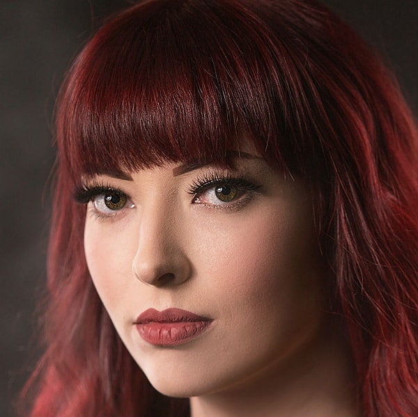 9. Что насчет этой девушки? Она...