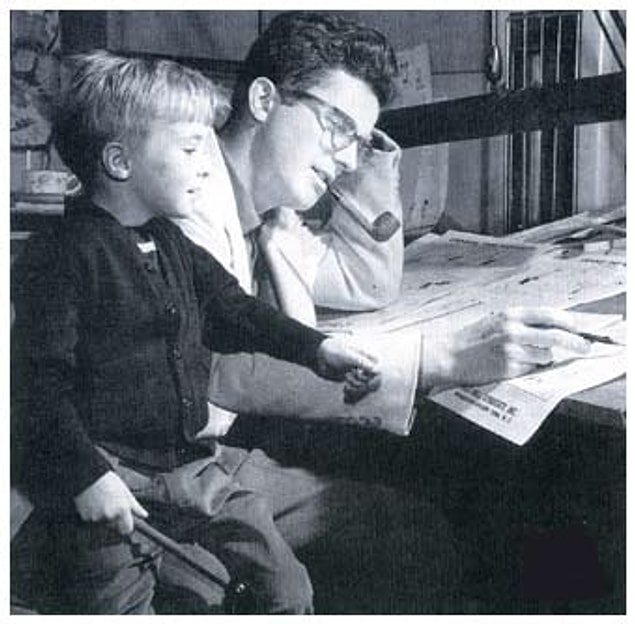 Henry ve Alice'in 1944'te sevimli mi sevimli bir çocukları olur. İsmi Dennis... Ama zaman geçtikçe Henry için karısı ve çocuğu sorun olmaya başlar.