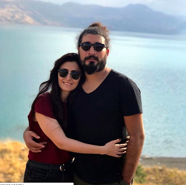 Adıyaman Üniversitesi Müzikoloji bölümü mezunu olan Üngür, özellikle türkü ve rock müzikleri seslendiriyor.
