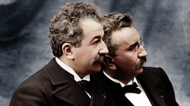 1895: Lumieres kardeşler, sinemayı icat ettiler.