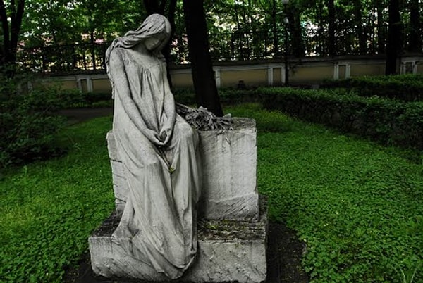 12. На каком кладбище похоронен Достоевский?