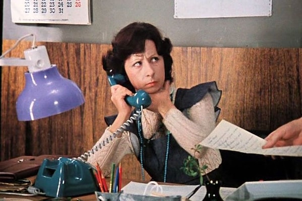 9. Что, по мнению Веры из фильма "Служебный роман", делает женщину женщиной?