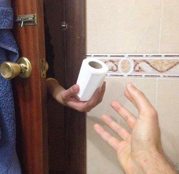 15. Tuvalete girmişken kağıdın bittiğini fark ettiğin o an... Ağlamamak elde değil, ta ki o el kapıda görünene kadar... :)