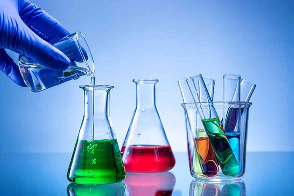 2. Каково распространенное название химиката NH3, который можно найти в составе чистящих средств?