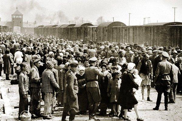 Macaristanlı Yahudiler'in Almanlar'ın işgali altındaki Polonya'daki Auschwitz-Birkenau'ya gelişi, Haziran 1944.