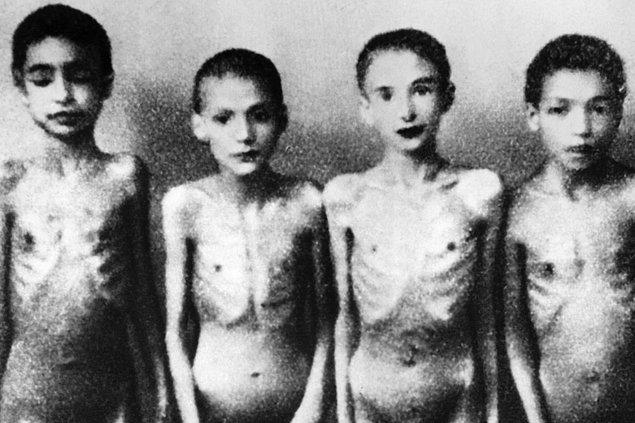 Çocuklar ve ikizler üzerinde deneyler yürüten kamp doktoru Josef Mengele'nin emri üzerine 1940'larda çekilmiş çocuk mahkumların fotoğrafı.