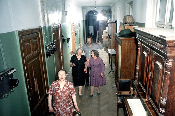 2. Кто открывал входную дверь коммунальной квартиры, когда кто-то звонил в дверной звонок?