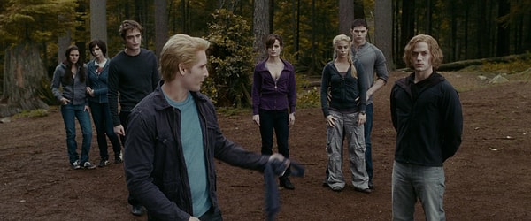 2. Кто в семье Калленов является самым старшим вампиром не считая Карлайла?