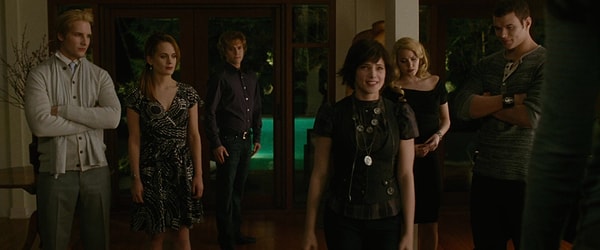 6. Кто из Калленов погиб в будущем, которое Элис показала Аро в заключительном фильме саги?