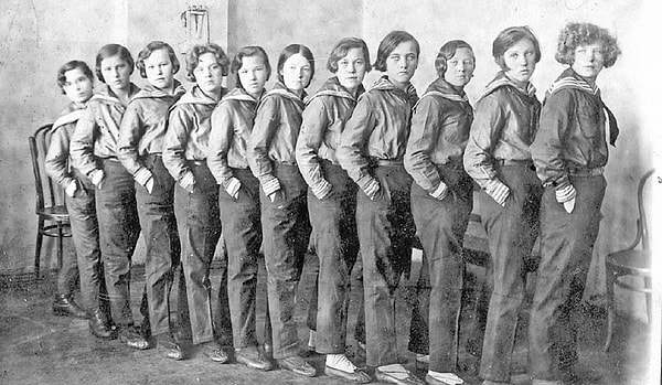 5. Что было изображено на комсомольском значке?