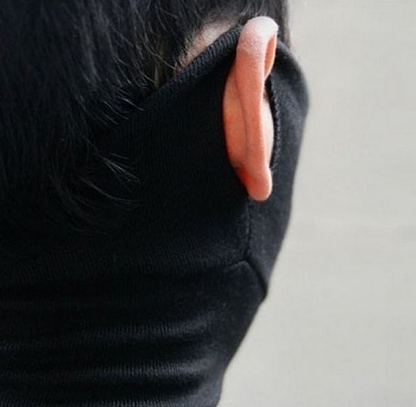 19. Лайфхак: дырки на горловине свитера - и шея в тепле, и лицо.