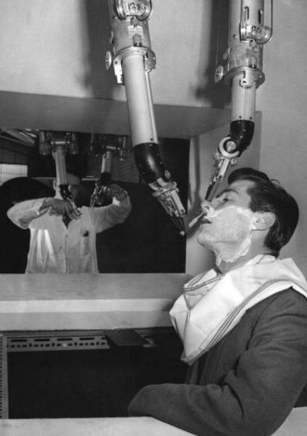 8. Erkek tıraşını yapmak için elle kontrol edilebilen mekanik bir yarı-robot (1959)