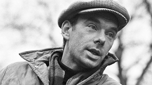 9. Какой актер запечатлен на фотографии?