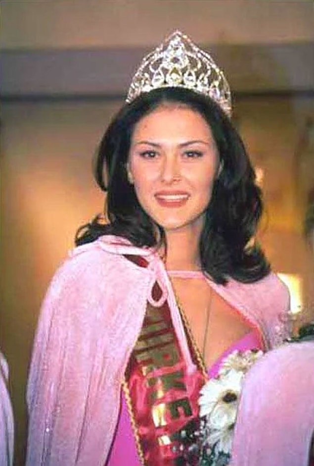 11. Türkiye'nin en güzel kızının seçildiği Miss Turkey yarışmasında Ayşe Hatun Önal birinci oldu.