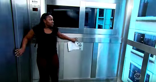 Жестокий розыгрыш в лифте: людей отправляют в космос