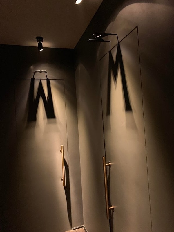 22. Обозначения мужского и женского туалетов в ночном клубе. Главное, чтобы лампа не перегорела