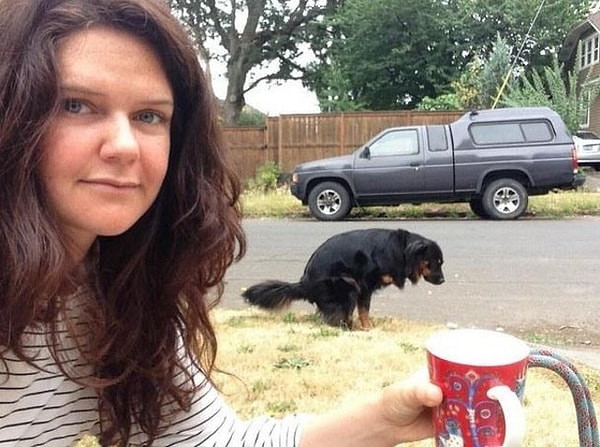 16. Утренний кофе и какающая собака. Что может быть лучше?