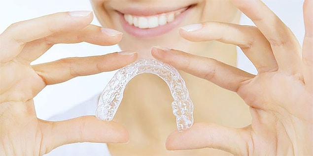 Şeffaf plaklar kişiye özel ve sert plastikten üretilmiştir. Tedavi sürecinde bu plaklar, 2 haftada 1 yeni bir şeffaf plakla değiştirilir ve her değişim sonrasında dişler bir miktar istenilen yöne hareket etmiş olur.