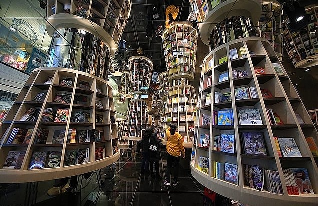 Aynalı tavan, kitap raflarının uzunluğunu tam iki katıymış gibi gösteriyor ve ortaya mükemmel görüntüler çıkıyor. Her odanın da ayrı bir teması bulunuyor.