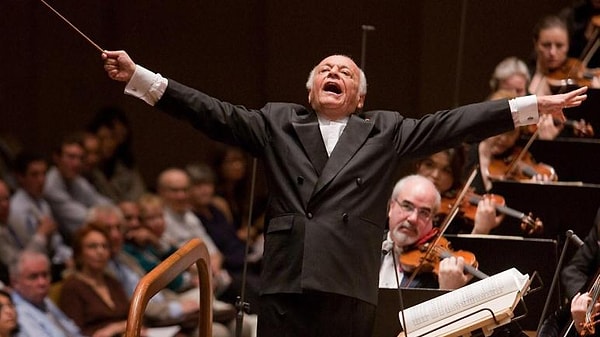 7. Во время выступления оркестра перед дирижером лежит...