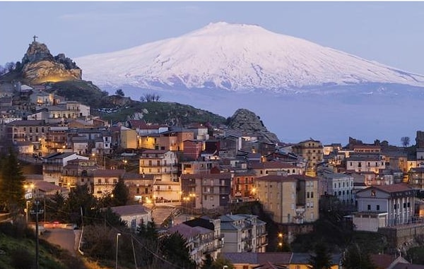 2. Как называется действующий вулкан, расположенный в Сицилии?