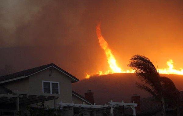 20. 2008 yılında California'da bir yangın hortumu.