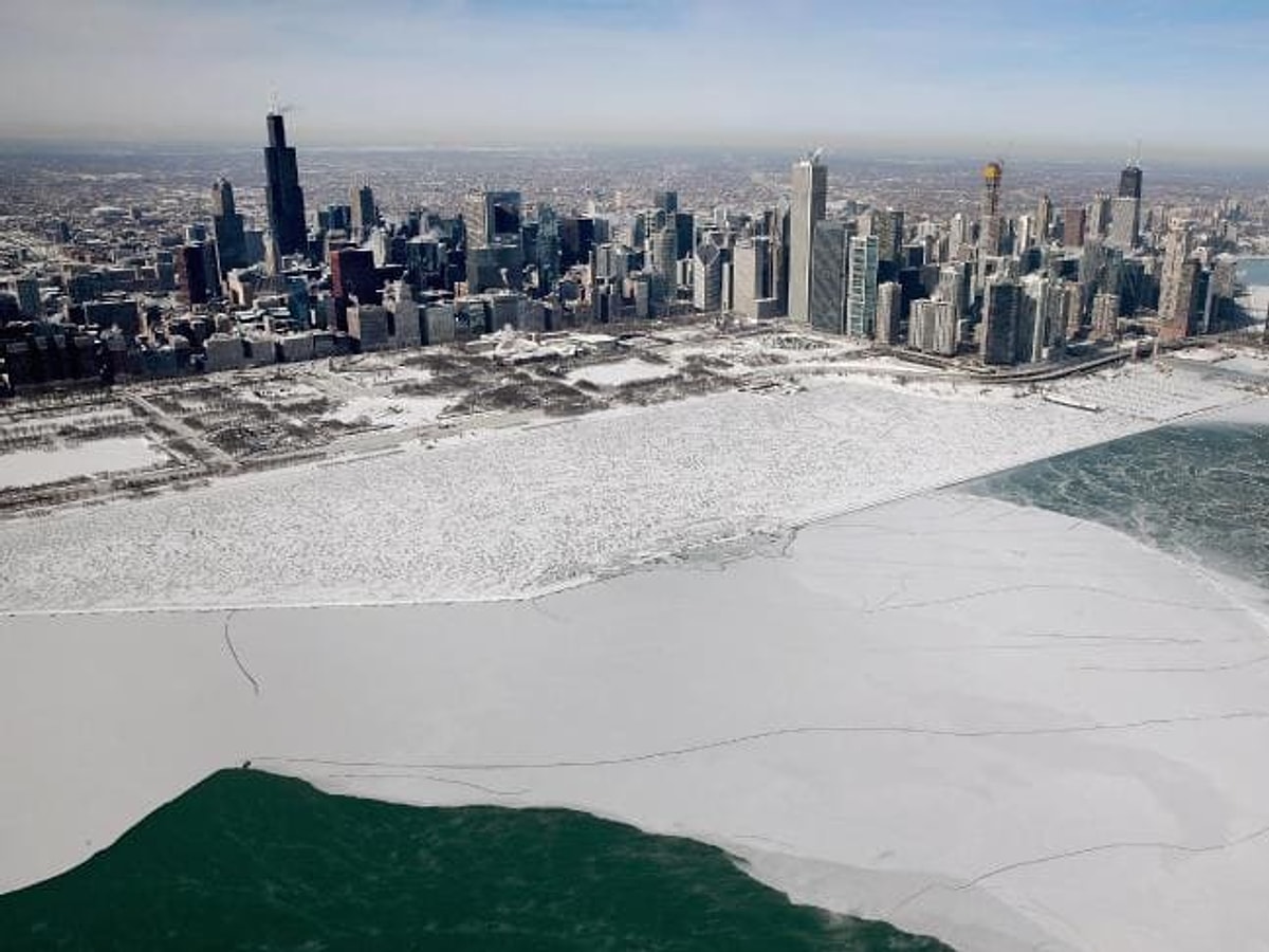 Сколько в мичигане. Чикаго мичиган. Чикаго мичиган. Озеро мичиган чикаго пляж. Вид на чикаго с озера мичиган.