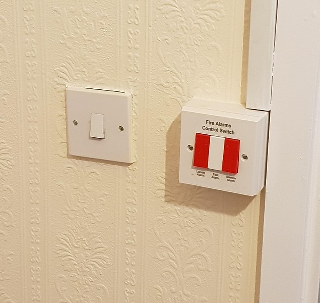15. Banyo ışık anahtarını, yangın alarm kontrol anahtarının yanına koymak kesinlikle iyi fikir değil.