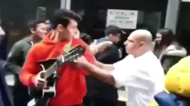 Asabi kişiliğiyle tanınan Ali Usta, gitar çalan gençlere vurarak onları kovdu!