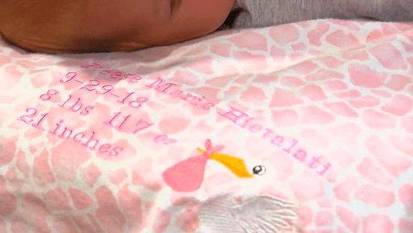 33 yaşındaki kadın doğum uzmanı, dünyaya getirdiği her çocuk için ebeveynlerine eşsiz ve rahat battaniyeler hazırlıyor.