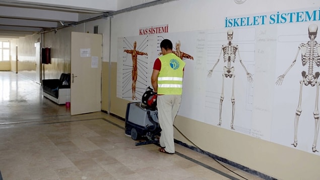 Evet pek istenmeyen şekilde hocayı atlattın, ama en azından ikinci kata kadar indin. Sınıf hocan kattaki diğer nöbetçi hocalara da kaçtığını söylemiş. Pat! Telaştan hızlı adım atarken ayağın kaydı ve sırtüstü düştün. Temizlik görevlisi seni görünce "iyi misin? Revire gidelim mi?" diye sordu: