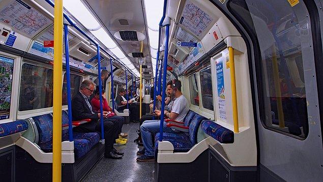 The Guardian'a göre, Oxford Üniversitesi'nden bilim insanları, paranoya duyguları bildiren 60 kadını işe aldı, onlara sanal gerçeklik kulaklıkları takıldı ve Londra Metrosu'nda iki sanal yolculuğa çıkıldı.