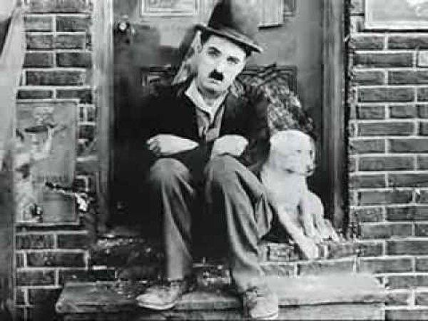 1914: Charlie Chaplin'in ilk filmi, "The Little Tramp" gösterime girdi.