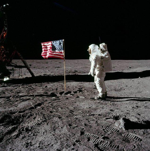 6. Astronotların Ay yüzeyinde bıraktığı ayak izleri uzun süre orada kalacak. Hatta erozyon tarafından silinip gitmeden önce başka astronotlar tarafından silinebilirler bile.
