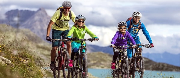 8. Кто из родителей привил вам основные спортивные навыки (катание на коньках, лыжах, велосипеде, плавание и тд.)?