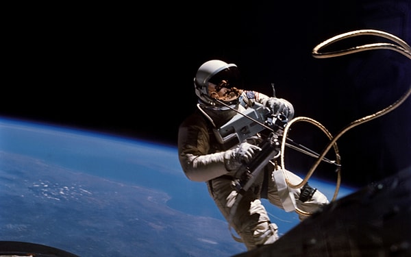 5. С какой опасной ситуцией столкнулся Алексей Леонов во время своего первого выхода в открытый космос?