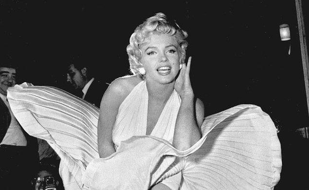 Arthur Miller’la evliliği bittiği için zor günler yaşayan Marilyn, bir yandan da üzerindeki şöhret baskısı ve yerine getirmesi gereken sorumluluklarla başa çıkmaya çalışıyordu ancak bocalıyordu.