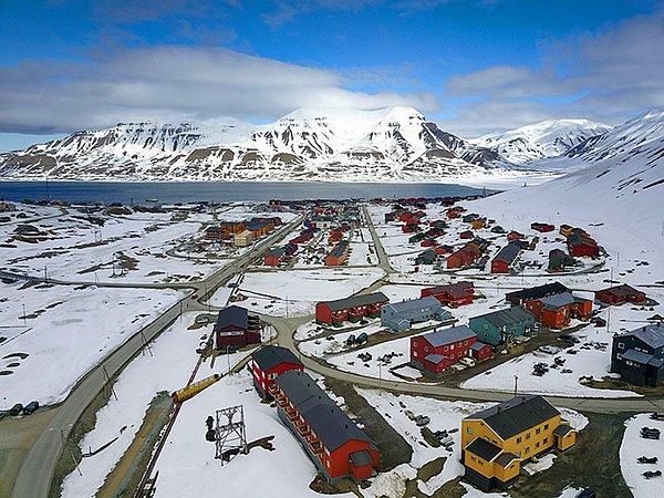 14. Küçük bir kasaba olan Longyearbyen'da ölmek yasak.
