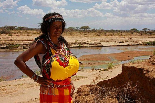 30 yaşındaki Martina Big, Afrika'ya taşınmaya ve "kendi halkıyla" olmaya karar verdi. Fakat küçük bir detay var. Aslında ten rengi açık olan modelin kökenleri de Afrika'ya dayanmıyor.