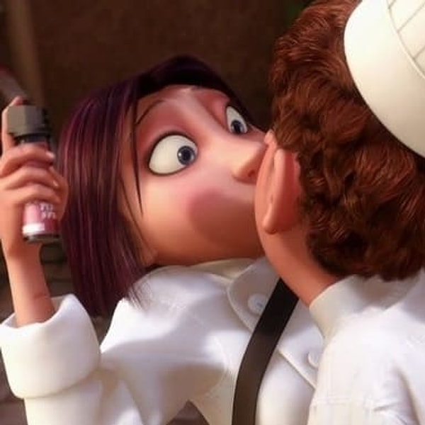 11. Когда Реми исследует многоквартирный дом, он видит, как женщина направляет пистолет на мужчину, но в следующий момент они уже целуются. Позже, когда Коллет направляет на Лингвини газовый баллончик, Реми делает так, чтобы они поцеловались.