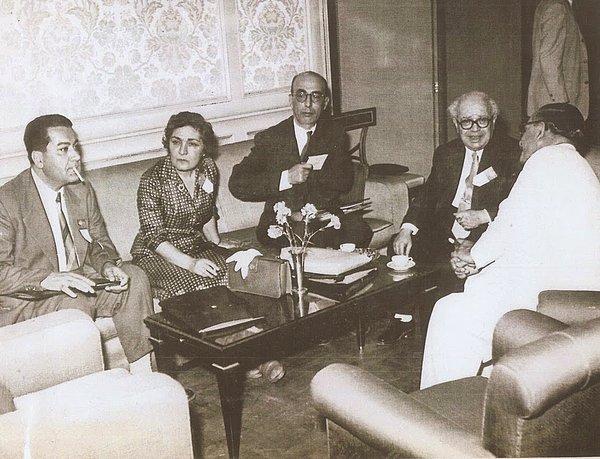 Hazırlanıp odasından çıkan Ağaoğlu Atatürk'ün yanına gider ve şu sözleri duyar: Latife bugün seni öğle yemeğine bekliyor.