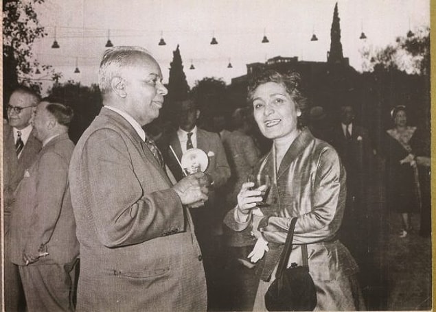 Süreyya Ağaoğlu dün akşam yemekte bulamadığı desteği bir anda gördüğünde şaşırır ve Latife Hanım'a bu olayın aslını sorar.