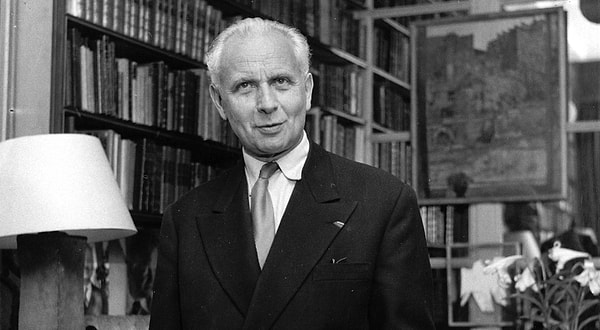 13. Кем был по профессии поэт и писатель Луи Арагон?