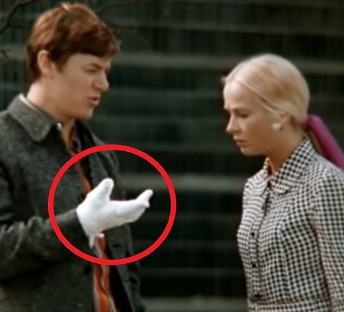 В «Большой перемене» у Ганжи забинтована то левая рука, то правая.