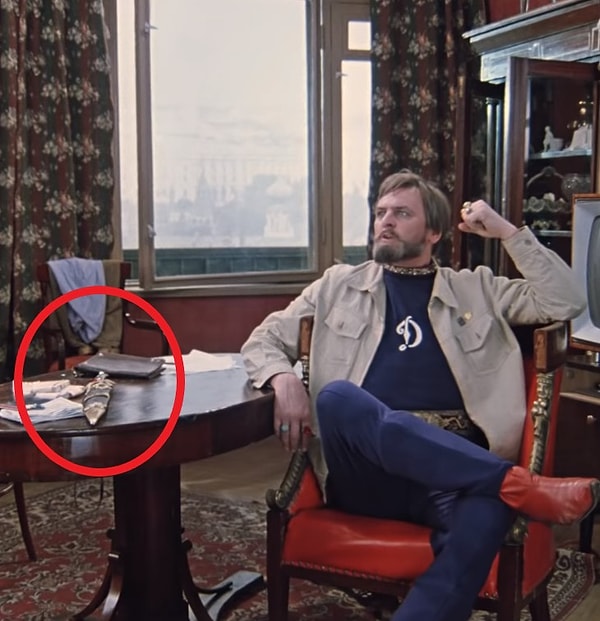 4. В кинофильме «Иван Васильевич меняет профессию», когда приезжает милиция и ведет допрос царя, на столе лежит кинжал, но уже через несколько секунд он мистическим образом пропадает из кадра.