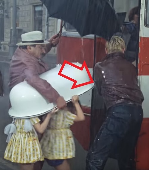 В первых кадрах фильма «Операция «Ы» и другие приключения Шурика» Шурик попадает под ливень, его куртка промокает насквозь, но уже в автобусе, оказывается одет в практически сухую куртку.