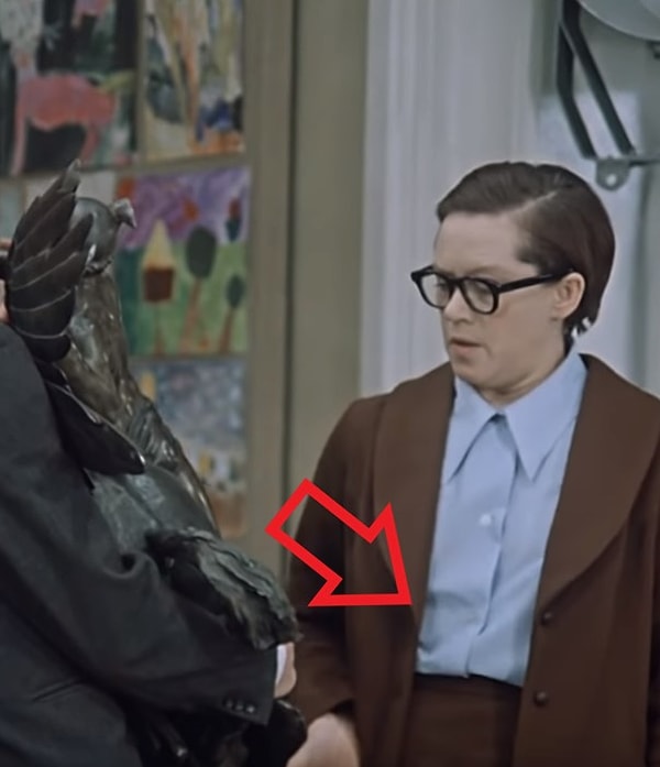 7. В «Служебном романе» меняется план, и расстегнутый пиджак Людмилы Прокофьевны сам по себе застегивается на все пуговицы.