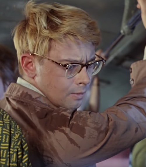 В первых кадрах фильма «Операция «Ы» и другие приключения Шурика» Шурик попадает под ливень, его куртка промокает насквозь, но уже в автобусе, оказывается одет в практически сухую куртку.