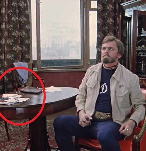 В кинофильме «Иван Васильевич меняет профессию», когда приезжает милиция и ведет допрос царя, на столе лежит кинжал, но уже через несколько секунд он мистическим образом пропадает из кадра.