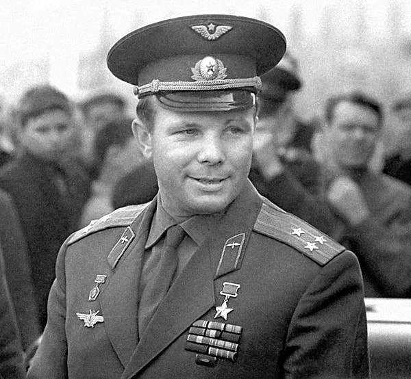 1. Человек, которого в лицо знает каждый: